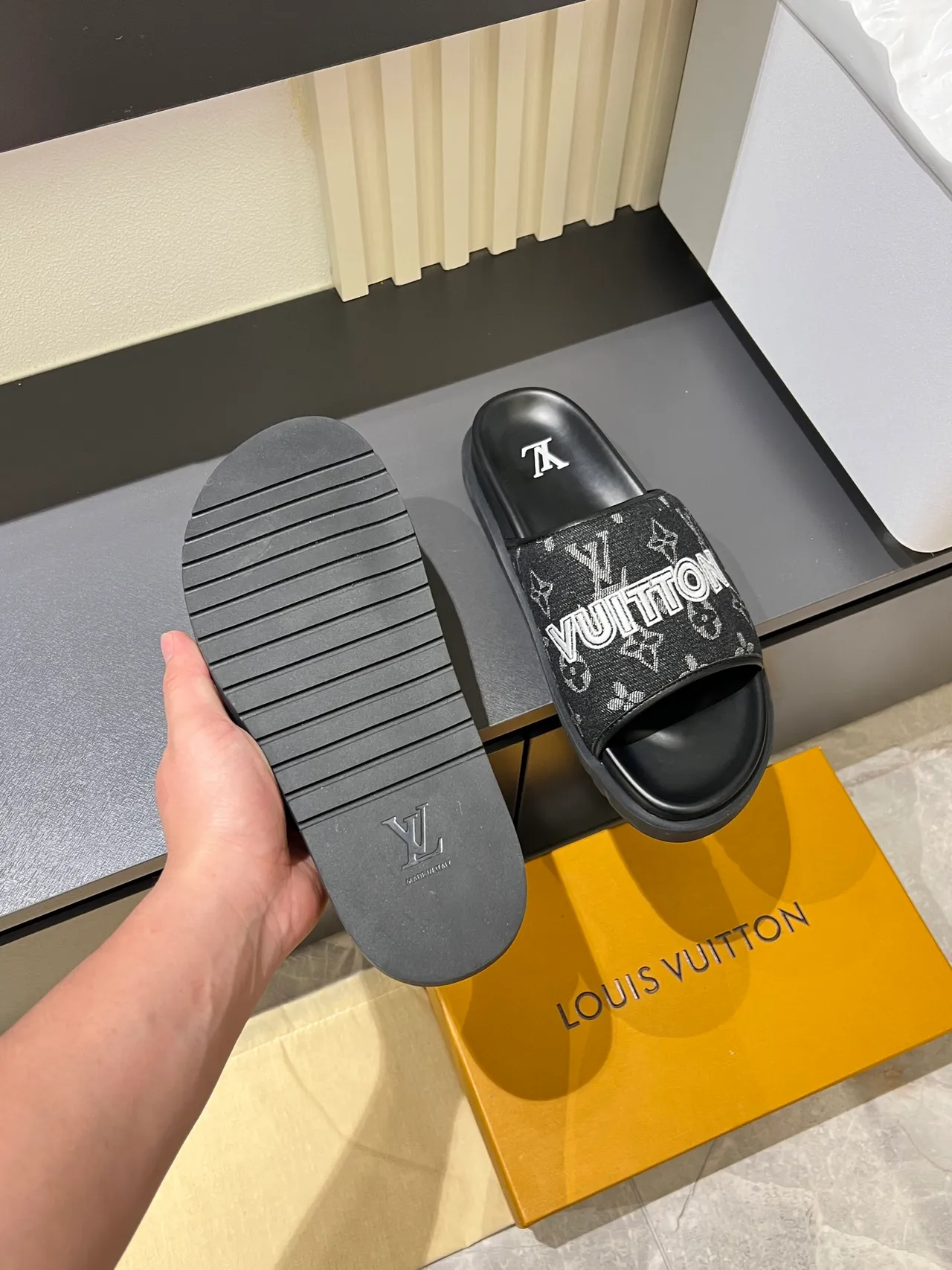 Louis Vuitton Slide Vert Blanc Sangle Monogramme Lettrage Marque Prononcé Chaussons 2