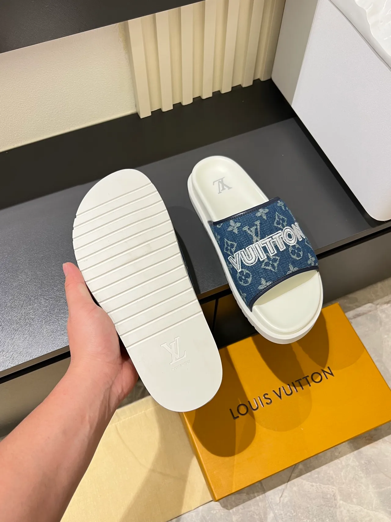 Louis Vuitton Slide Vert Blanc Sangle Monogramme Lettrage Marque Prononcé Chaussons 3