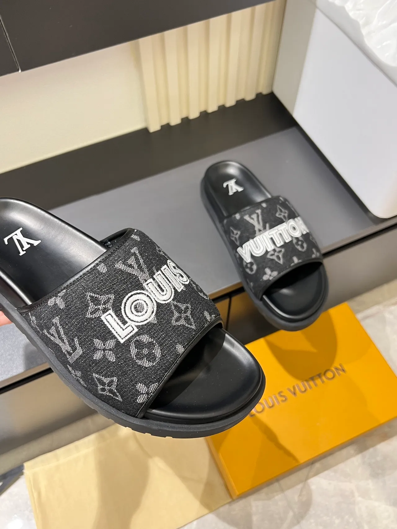 Louis Vuitton Slide Vert Blanc Sangle Monogramme Lettrage Marque Prononcé Chaussons 4