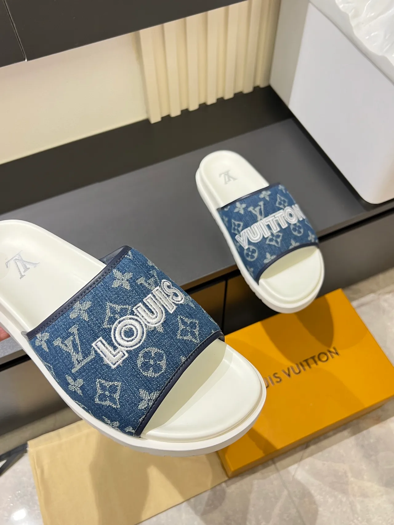 Louis Vuitton Slide Vert Blanc Sangle Monogramme Lettrage Marque Prononcé Chaussons 5