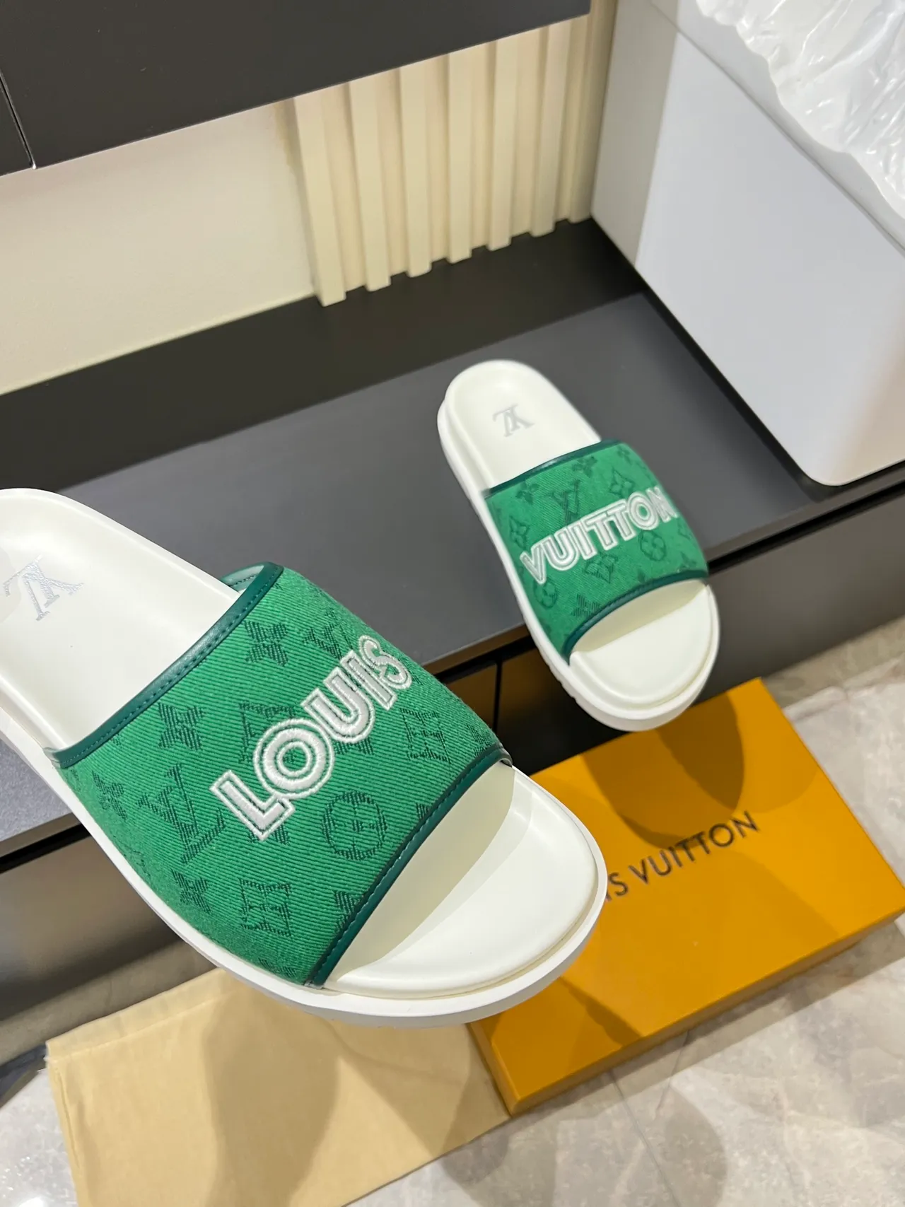Louis Vuitton Slide Vert Blanc Sangle Monogramme Lettrage Marque Prononcé Chaussons 6