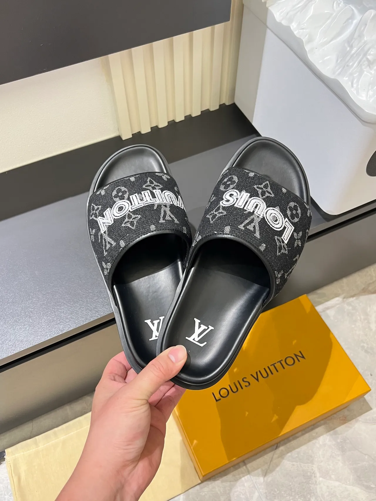 Louis Vuitton Slide Vert Blanc Sangle Monogramme Lettrage Marque Prononcé Chaussons 7