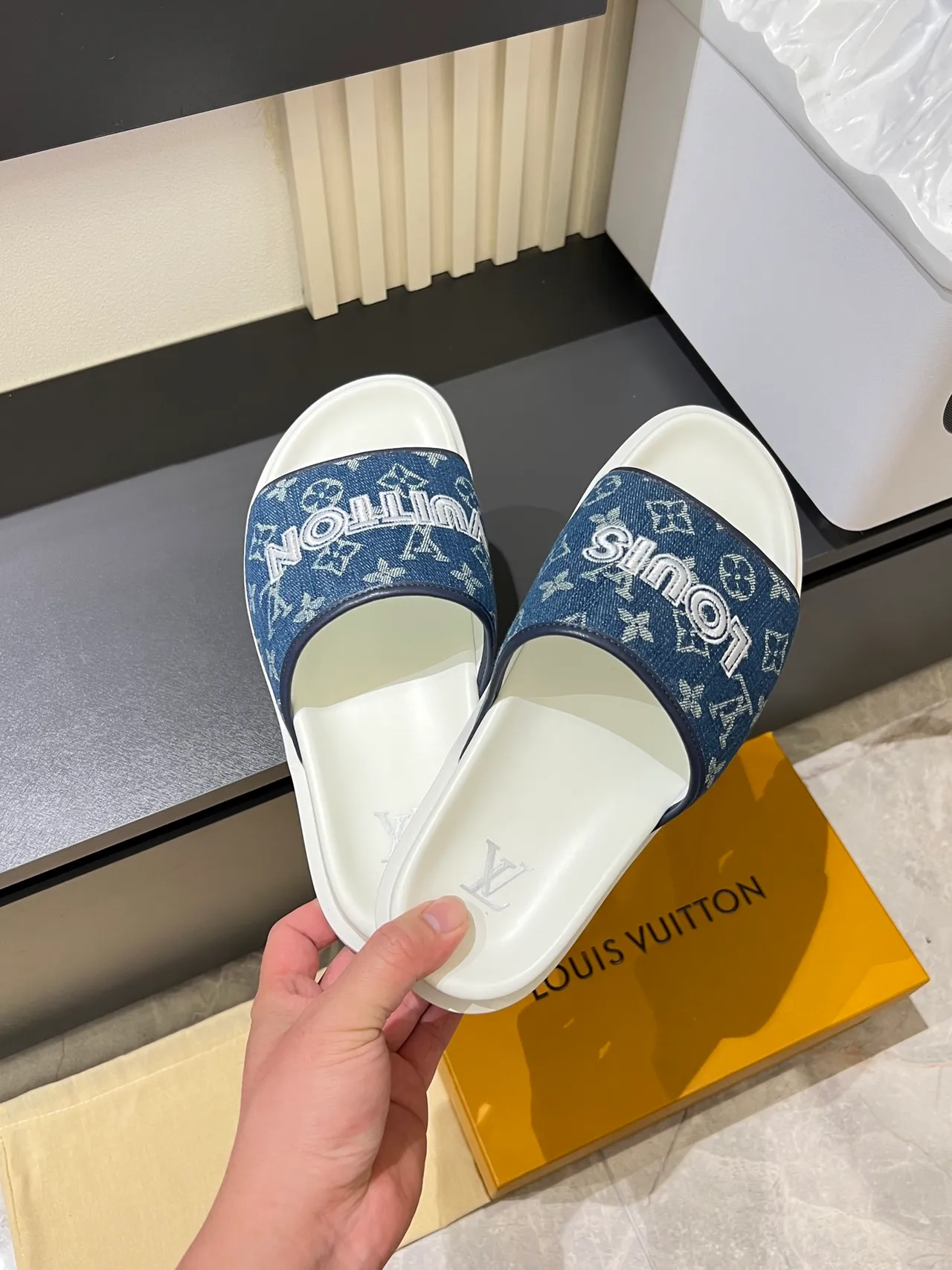 Louis Vuitton Slide Vert Blanc Sangle Monogramme Lettrage Marque Prononcé Chaussons 8