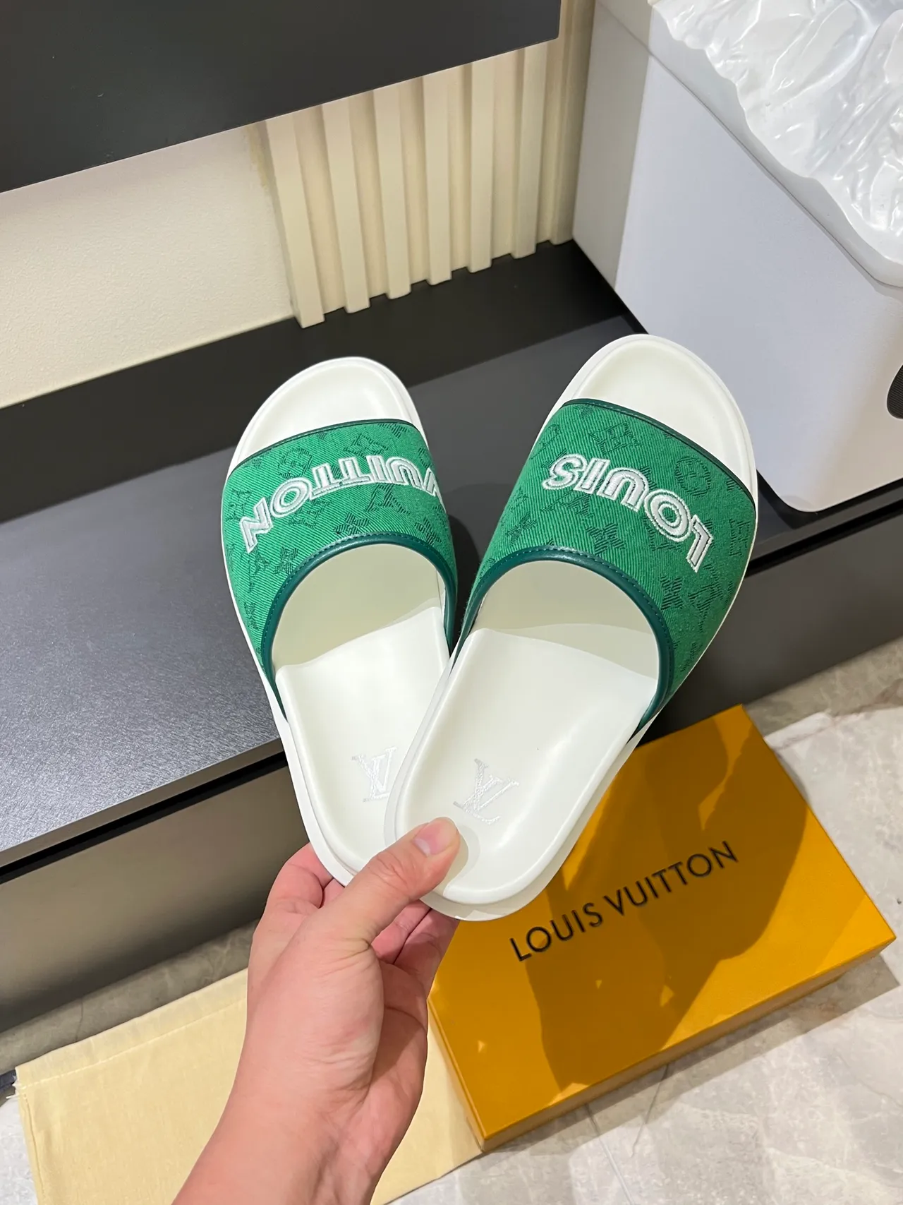 Louis Vuitton Slide Vert Blanc Sangle Monogramme Lettrage Marque Prononcé Chaussons 9