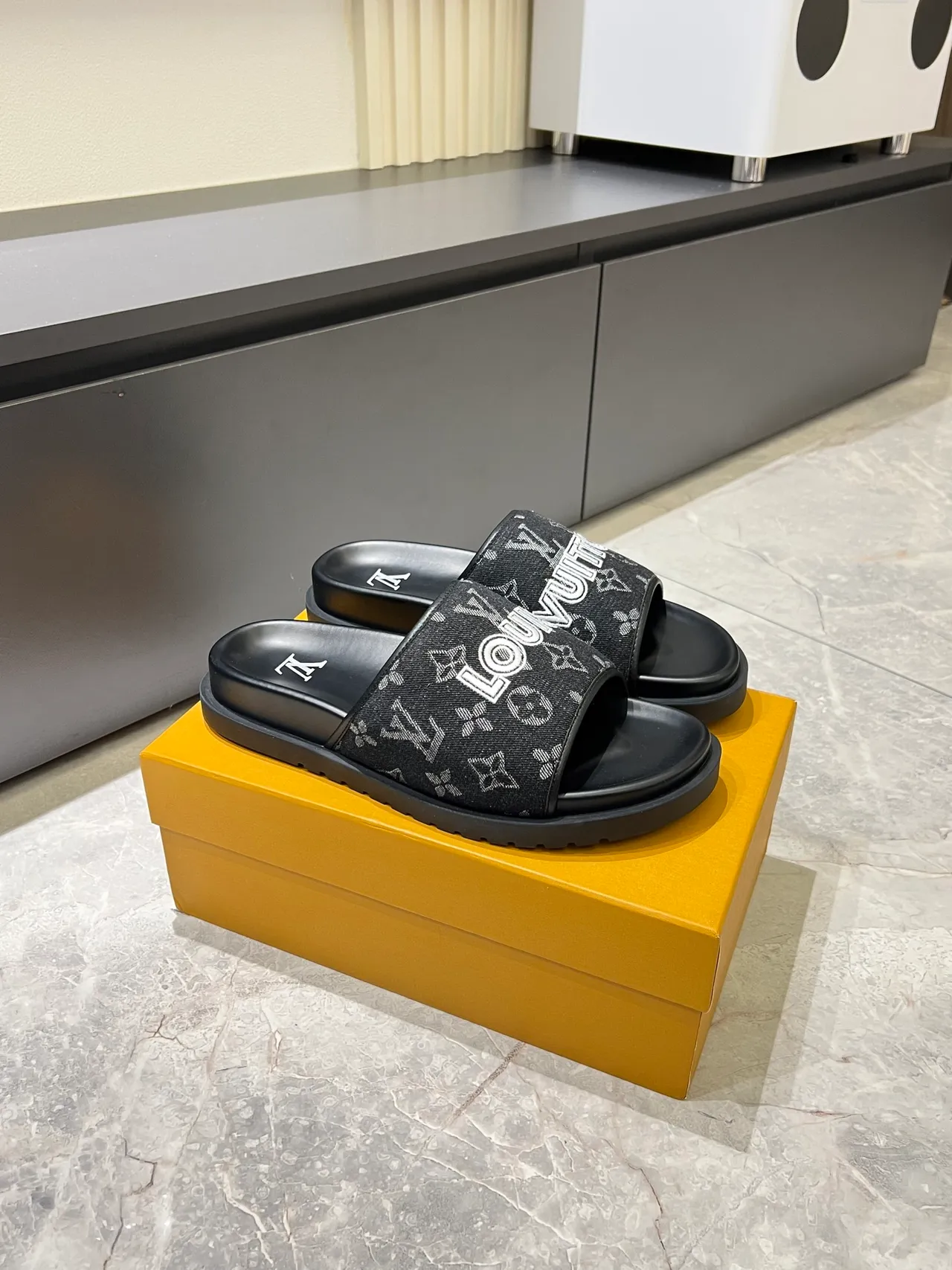 Louis Vuitton Slide Vert Blanc Sangle Monogramme Lettrage Marque Prononcé Chaussons 10