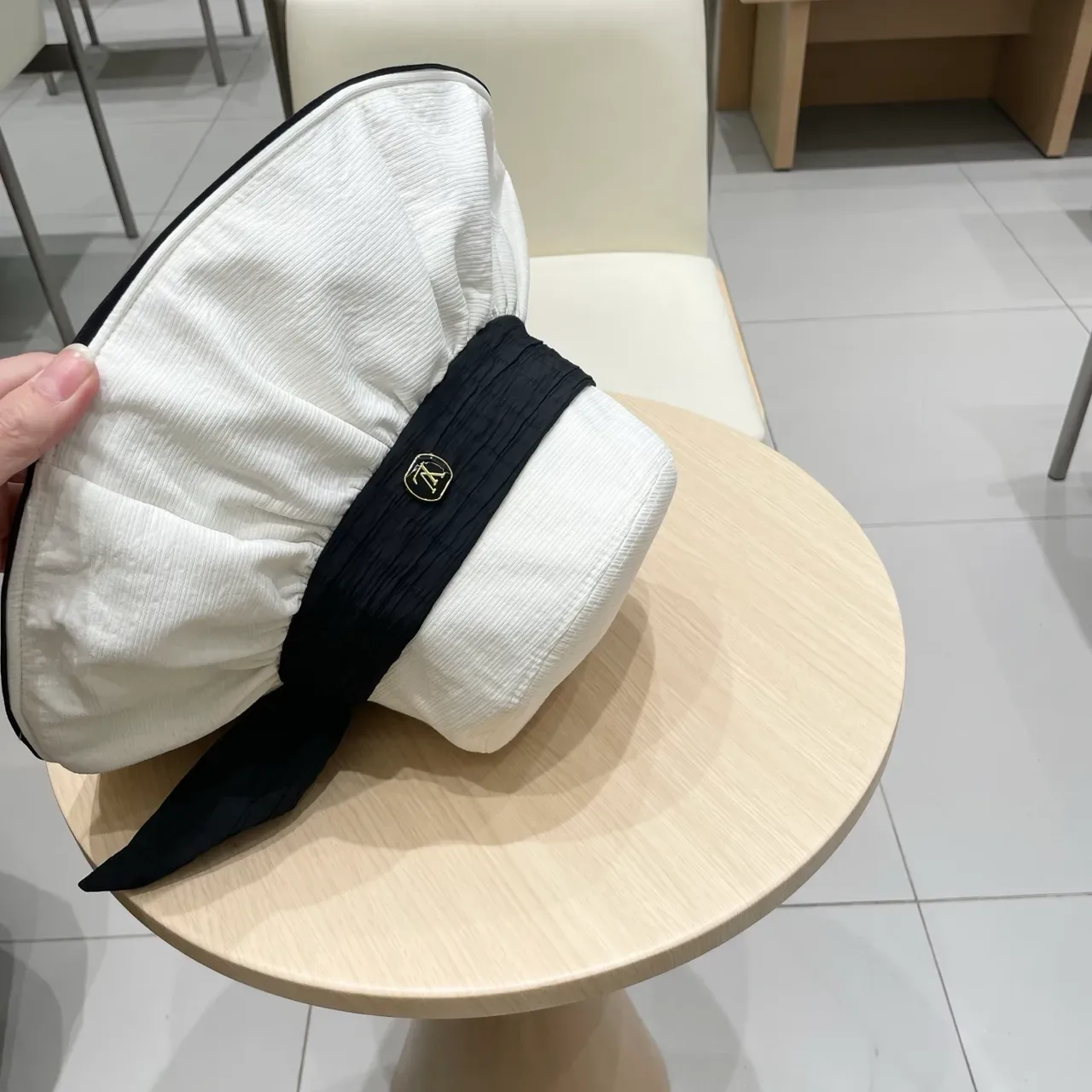 Louis Vuitton White Black Ribbed Fabric Grosgrain Band Hat 7