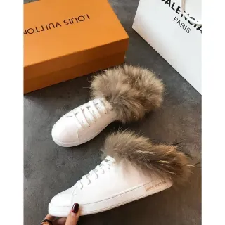 Louis Vuitton Zapatillas Lifestyle con upper de cuero blanco y marrón, puño oversized de peluche