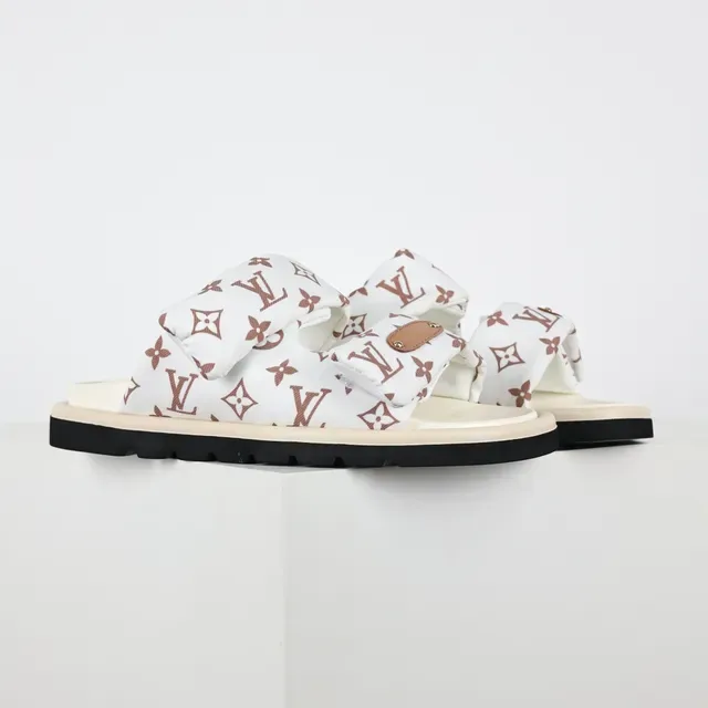 Sandálias Casuais Louis Vuitton Brancas e Castanhas com Tirantes de Tecido Acolchado Monogram-Printed 3