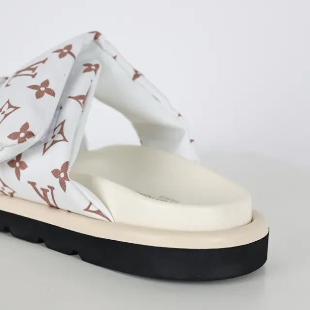 Sandálias Casuais Louis Vuitton Brancas e Castanhas com Tirantes de Tecido Acolchado Monogram-Printed 4
