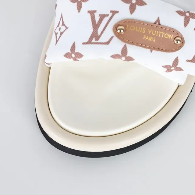 Sandálias Casuais Louis Vuitton Brancas e Castanhas com Tirantes de Tecido Acolchado Monogram-Printed 5