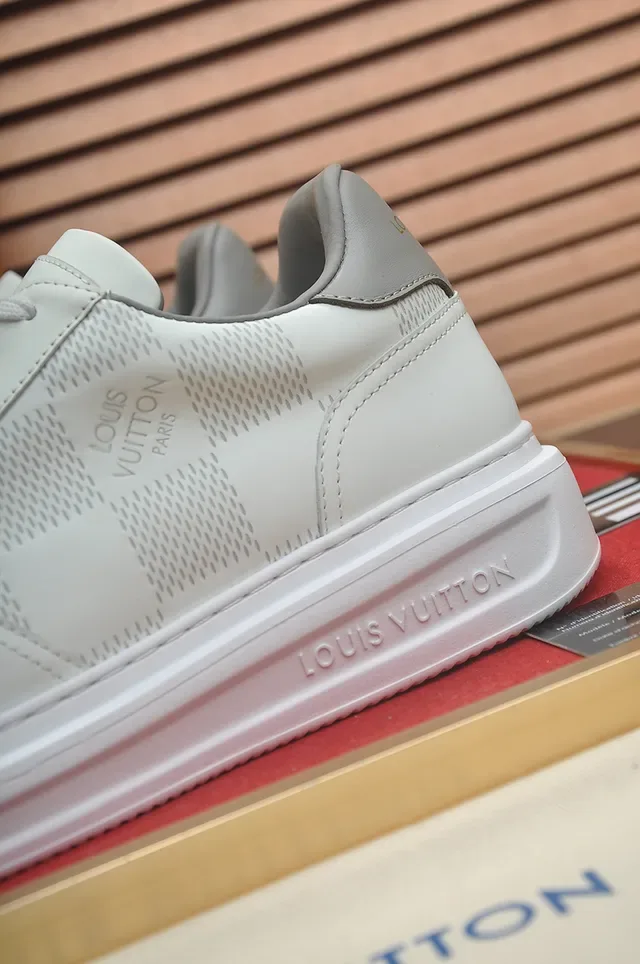 Louis Vuitton Sneakers Lifestyle Blancs et Gris Cuir Panel Low-Top 2