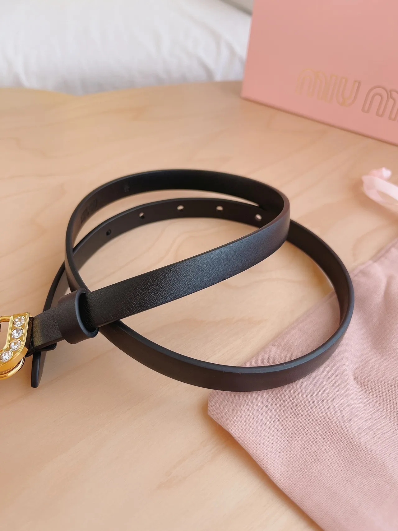 Miu Miu Cinto Logo Cristal Fivela Preta Dourada Cinto de Couro 3