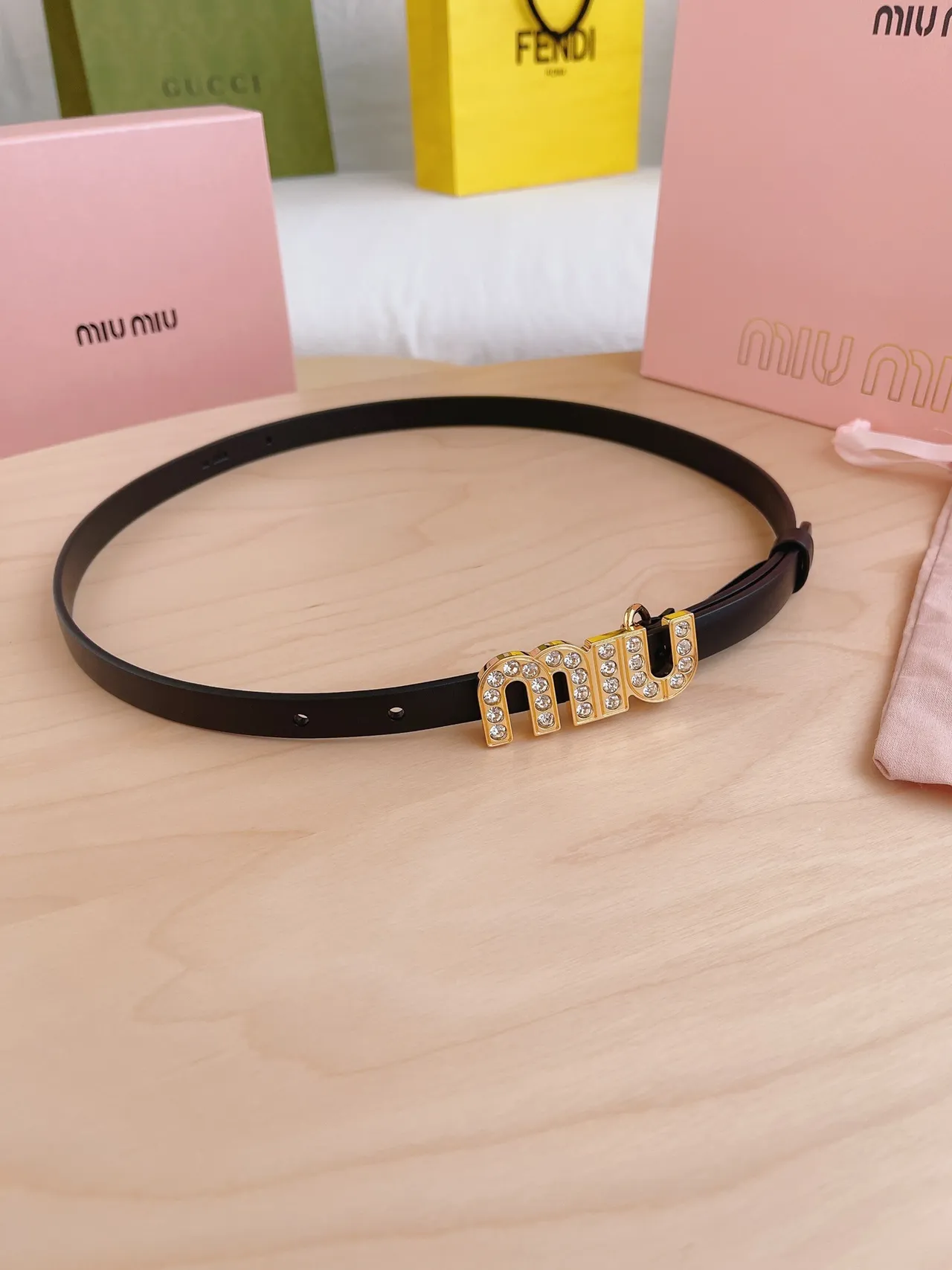Miu Miu Cinto Logo Cristal Fivela Preta Dourada Cinto de Couro 7