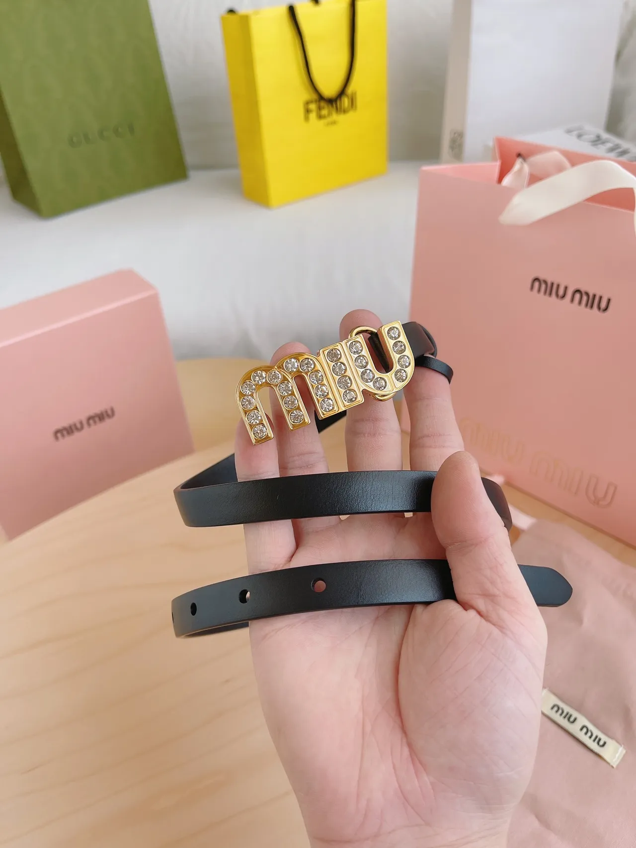 Miu Miu Cinto Logo Cristal Fivela Preta Dourada Cinto de Couro 9