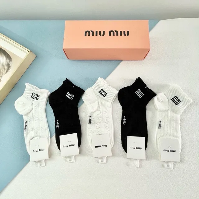 Miu Miu जوارب الكاحل مطبوعة بالشعار 2