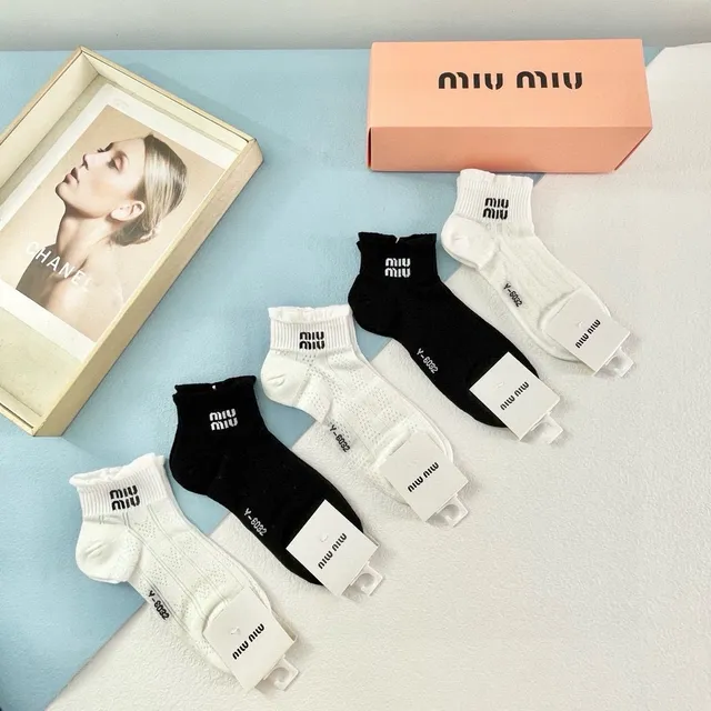 Miu Miu जوارب الكاحل مطبوعة بالشعار 3