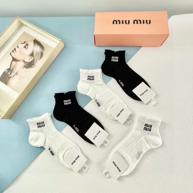 Miu Miu जوارب الكاحل مطبوعة بالشعار 4