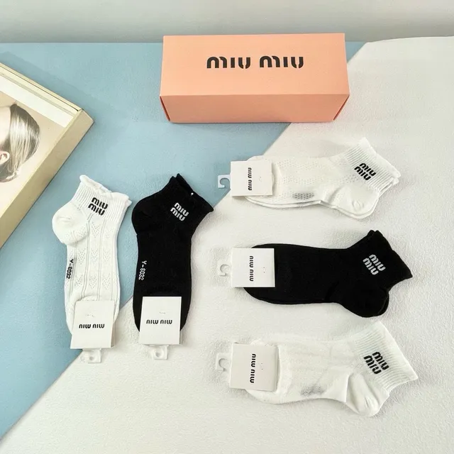 Miu Miu जوارب الكاحل مطبوعة بالشعار 5