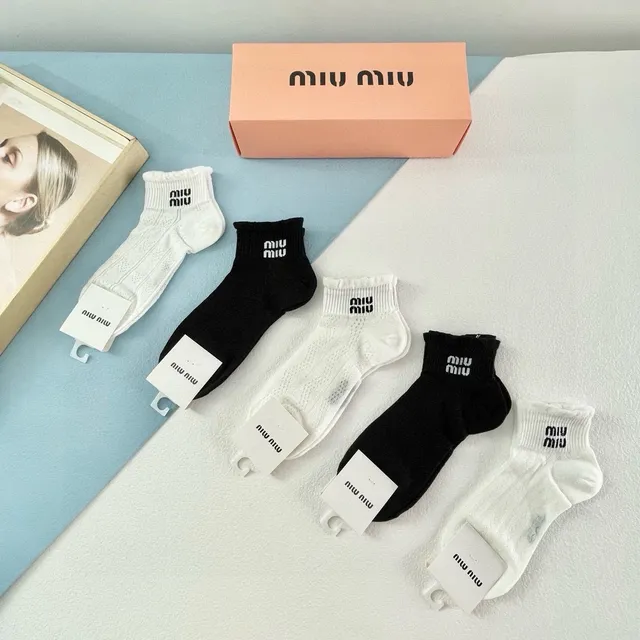 Miu Miu जوارب الكاحل مطبوعة بالشعار 6