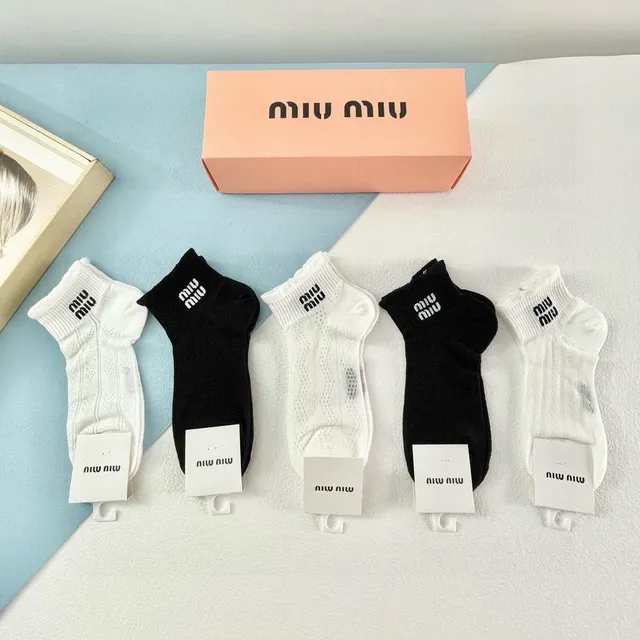 Miu Miu जوارب الكاحل مطبوعة بالشعار 8