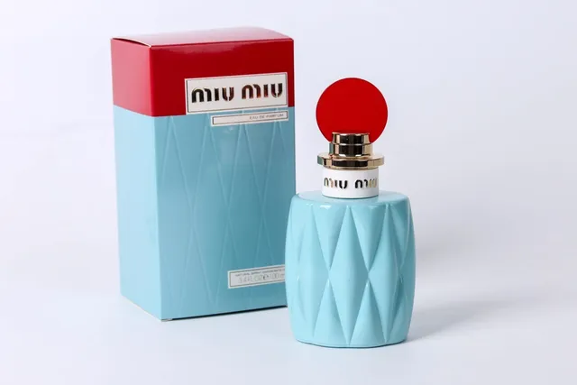 Miu Miu Twist Bleu Rouge Bouteille Facetée Géométrique Bouchon Sphérique Parfum 3