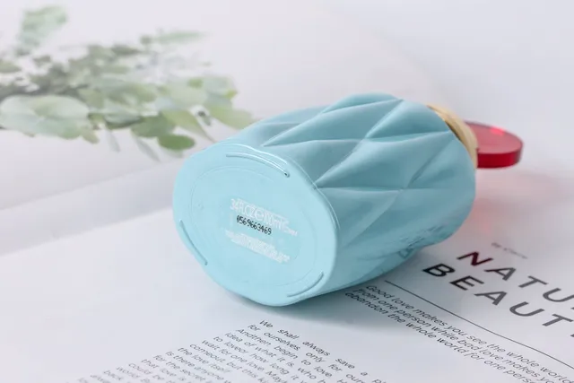 Miu Miu Twist Bleu Rouge Bouteille Facetée Géométrique Bouchon Sphérique Parfum 4