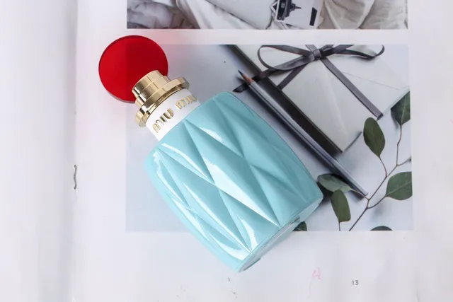 Miu Miu Twist Bleu Rouge Bouteille Facetée Géométrique Bouchon Sphérique Parfum 8