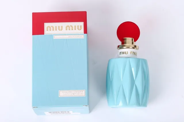 Miu Miu Twist Bleu Rouge Bouteille Facetée Géométrique Bouchon Sphérique Parfum 9