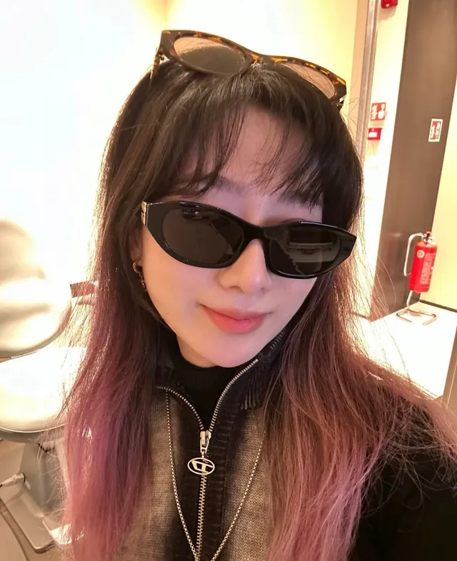 Miu Miu Wander Lunettes de soleil en acétate noir avec logo doré 2