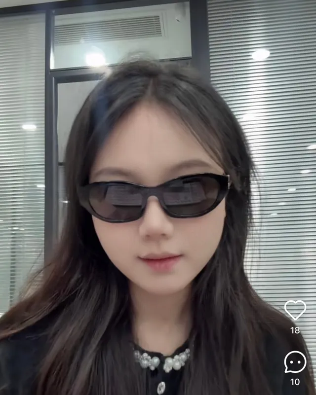 Miu Miu Wander Lunettes de soleil en acétate noir avec logo doré 3