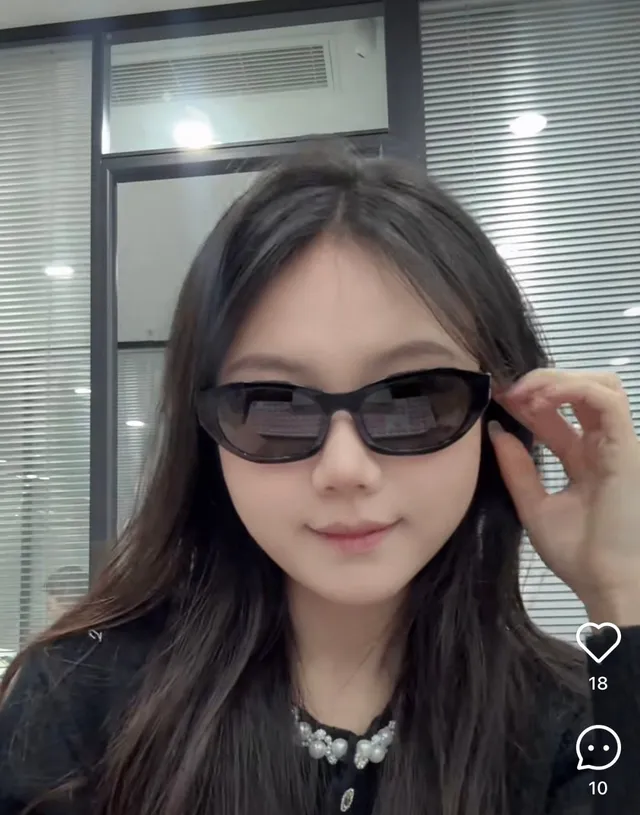 Miu Miu Wander Lunettes de soleil en acétate noir avec logo doré 5