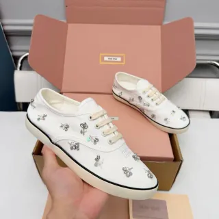 Miu Miu حذاء كانفاس أبيض بيج مزخرف