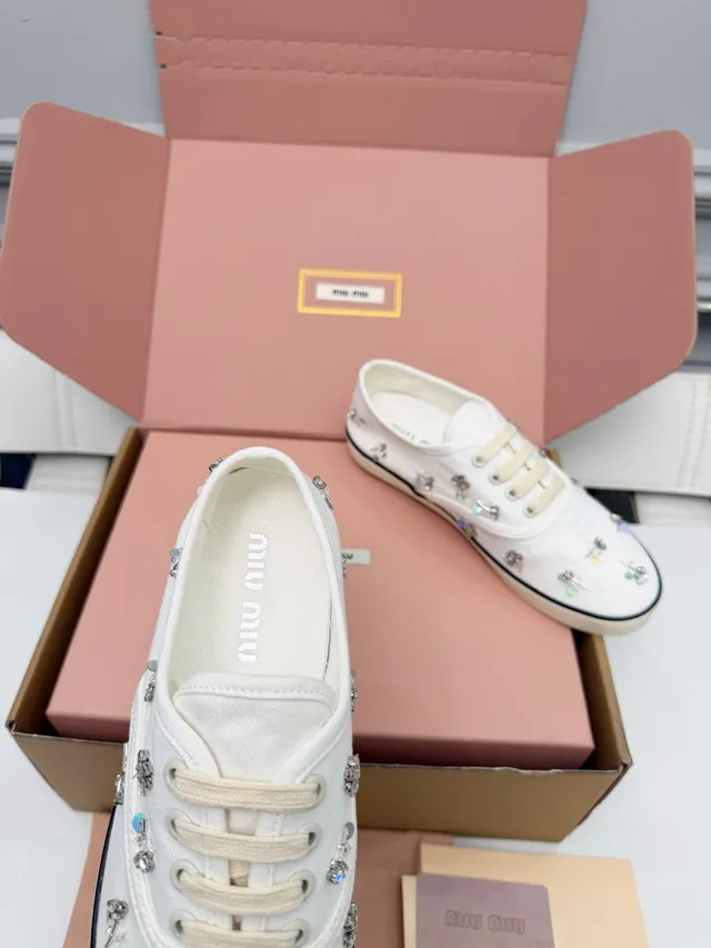 Miu Miu Chaussures en toile blanc et beige ornées 2