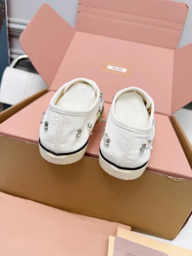 Miu Miu Chaussures en toile blanc et beige ornées 3