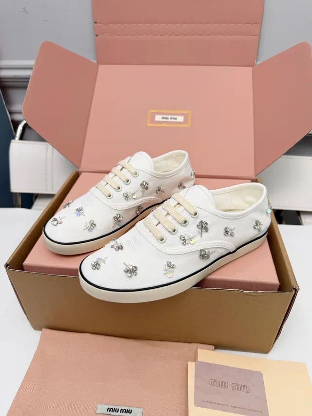 Miu Miu Chaussures en toile blanc et beige ornées 4