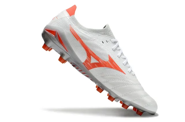 Mizuno Chaussures de Football Blancs et Orange Low-Cut Upper Synthétique Panneaux Cosus Construction Sol Ferme 3