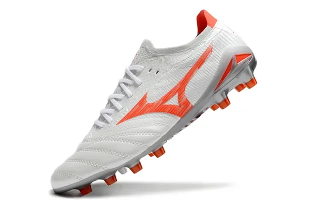 Mizuno Chaussures de Football Blancs et Orange Low-Cut Upper Synthétique Panneaux Cosus Construction Sol Ferme 4
