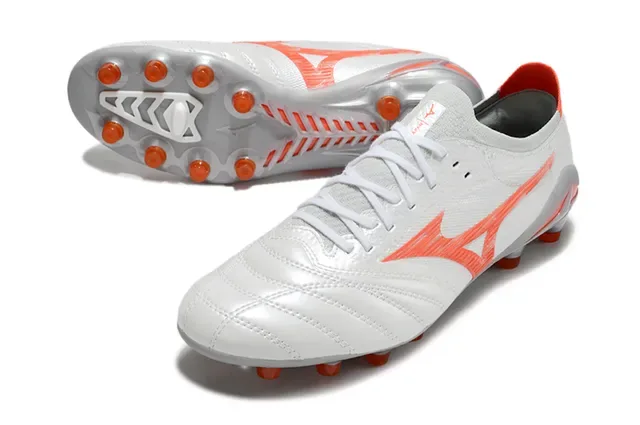 Mizuno Chaussures de Football Blancs et Orange Low-Cut Upper Synthétique Panneaux Cosus Construction Sol Ferme 5