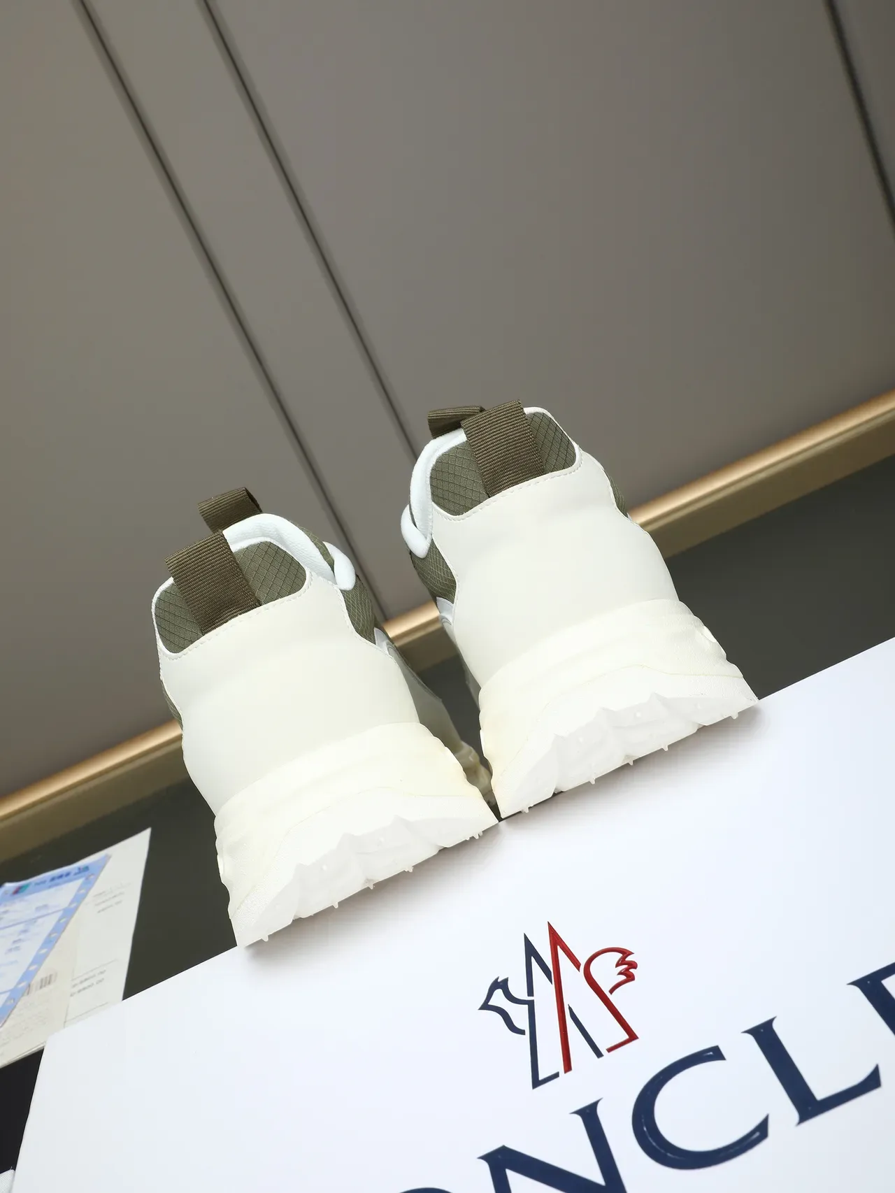 Moncler Vert Armée Blanc Semelle Chunky Tige Maille et Synthétique Sneakers Lifestyle 3
