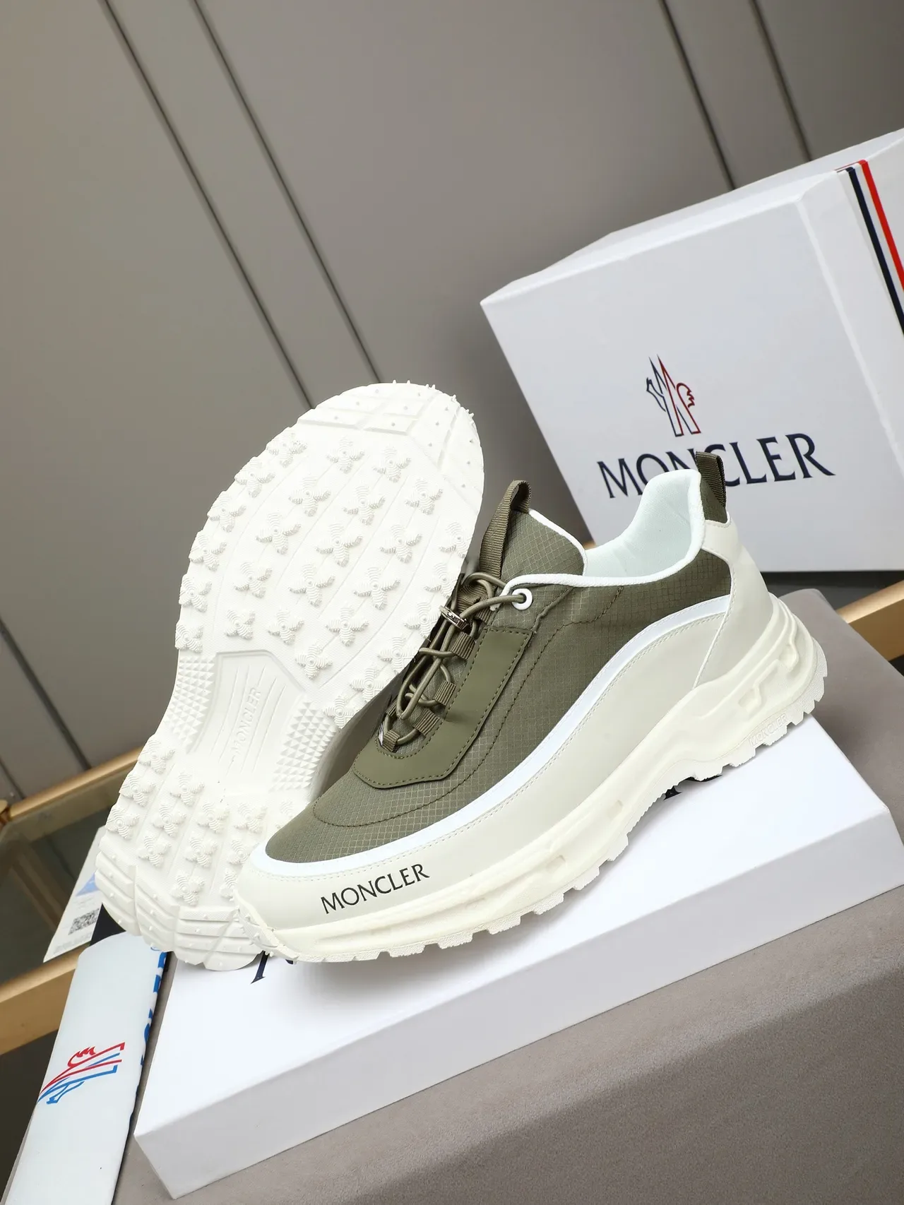 Moncler Vert Armée Blanc Semelle Chunky Tige Maille et Synthétique Sneakers Lifestyle 4