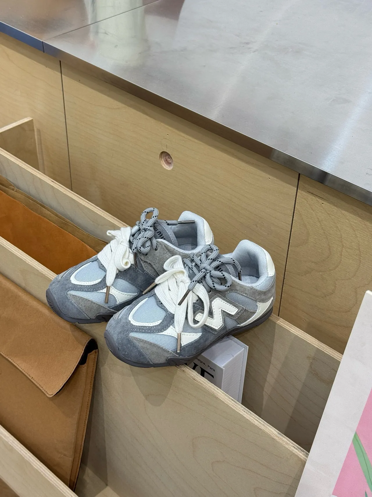 New Balance 327 gris et blanc sneakers lifestyle 10