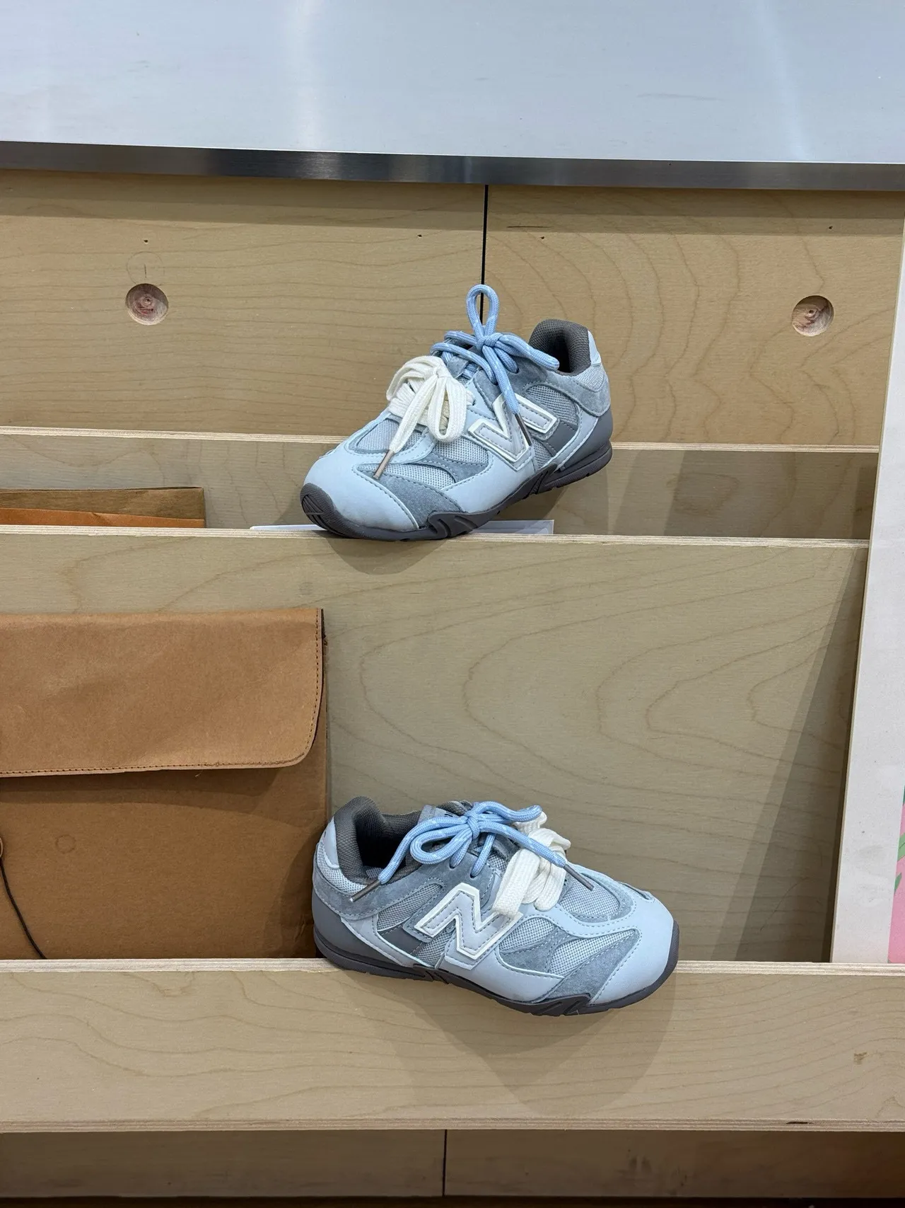 New Balance 327 gris et blanc sneakers lifestyle 15
