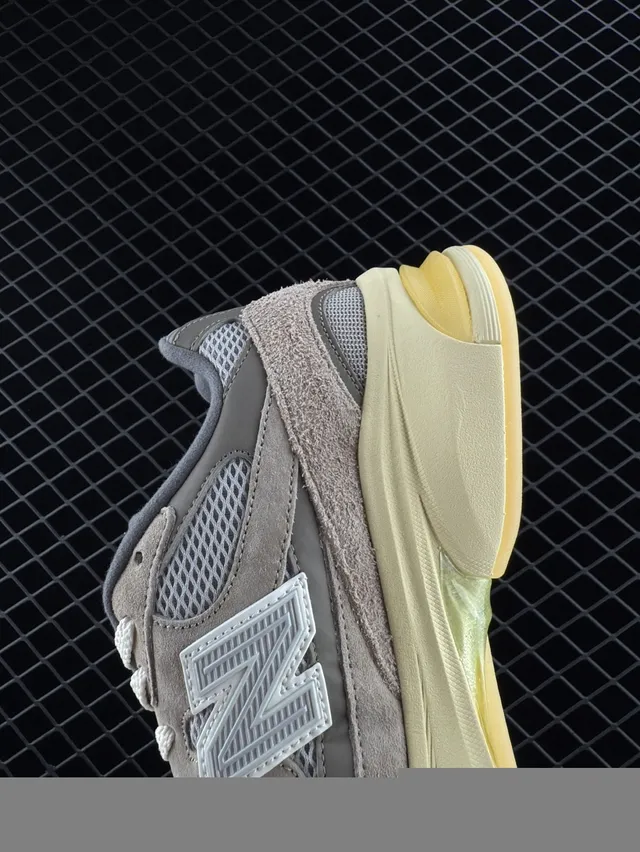 New Balance 9060 Chaussures Chunky Beige en Daim et Maille 3