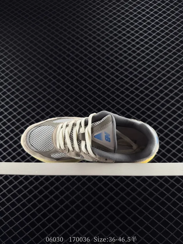 New Balance 9060 Chaussures Chunky Beige en Daim et Maille 4