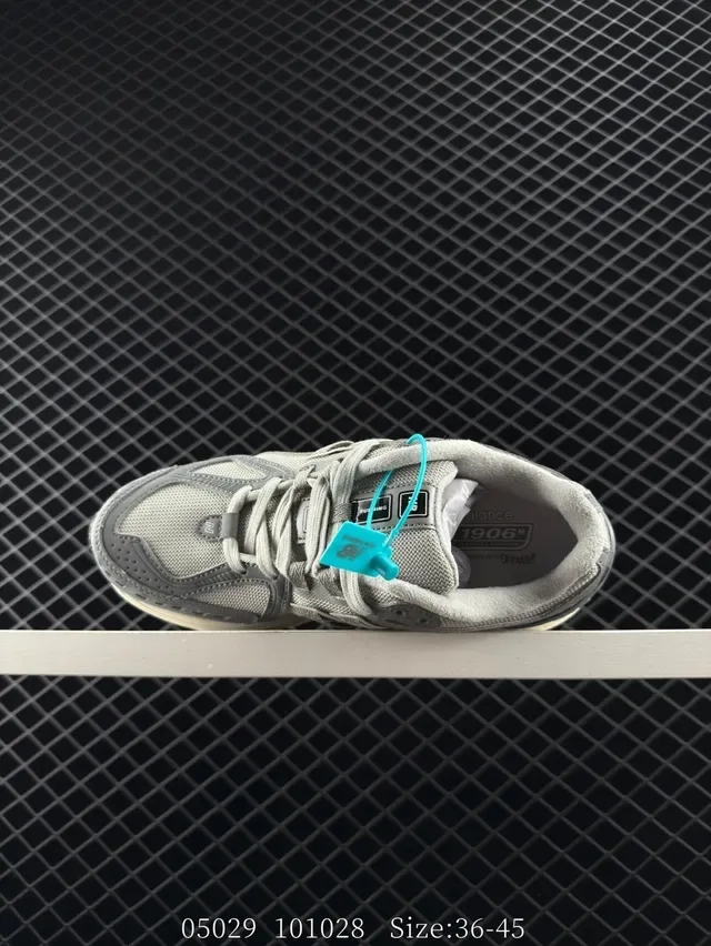 New Balance 9060 Gris Noir Off-White Sneakers Lifestyle 4