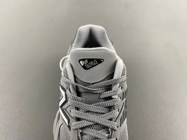 New Balance 9060 حذاء رياضي رمادي كثيف 6