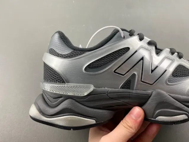 New Balance 9060 Sneakers Chunky Argent et Gris Métalliques 3