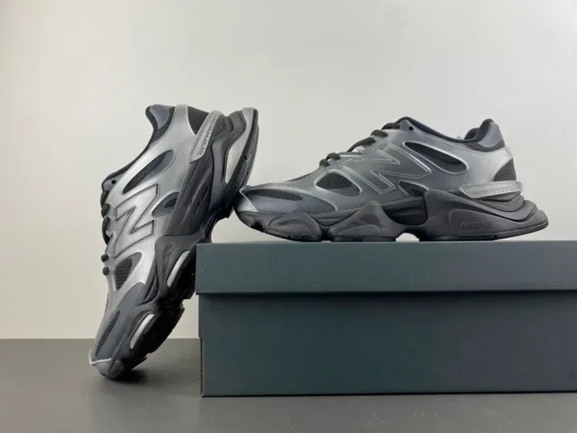 New Balance 9060 Sneakers Chunky Argent et Gris Métalliques 14
