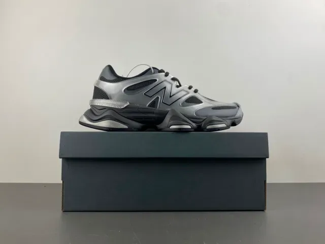 New Balance 9060 Sneakers Chunky Argent et Gris Métalliques 15
