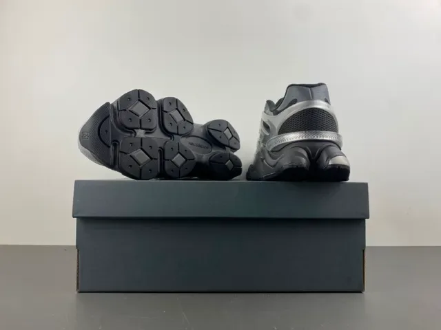 New Balance 9060 Sneakers Chunky Argent et Gris Métalliques 16